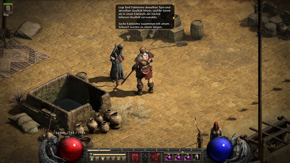 Gameplay-Screenshot aus Diablo 2 Resurrected zeigt ein Gespräch mit Deckard Cain in der Wüstenstadt Lut Gholein. Ein Textfenster erklärt vage grundlegende Rezepte des Horadrimwürfels wie das Aufwerten von Edelsteinen.