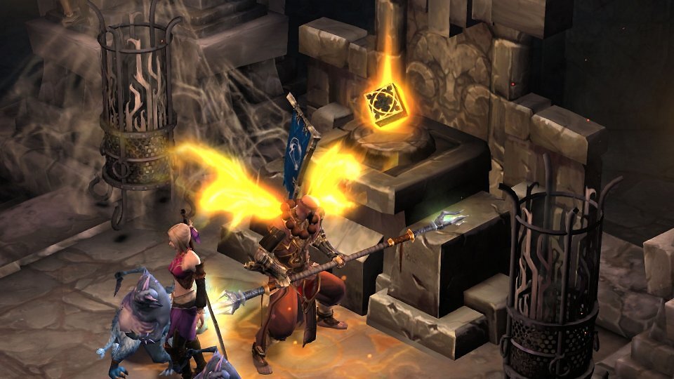 Alt-Text: Screenshot aus Diablo 3 zeigt einen Mönch-Charakter vor Kanais Würfel auf einem Altar in den Ruinen von Sescheron. Das goldene Artefakt schwebt magisch über dem Sockel.