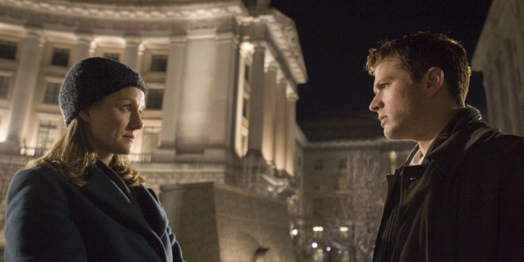 Special Agent Kate Burroughs (Laura Linney) befragt O'Neill nach seinen Ergebnissen.