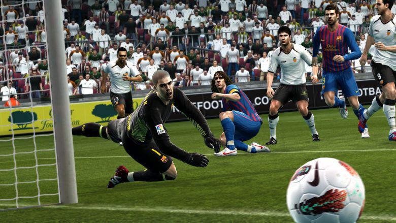 Dank der tollen Ballphysik von PES 2013 gleicht kein Tor dem anderen - ein wichtiger Atmosphärefaktor.