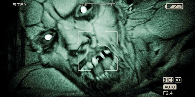 Horror-Exkurs: Outlast orientiert sich stilistisch stark an Found-Footage-Streifen wie Rec, The Tunnel oder auch Blair Witch Project. Der Blick durch die Kamera engt das Sichtfeld ein und verstärkt so das Gefühl der Unterlegenheit.