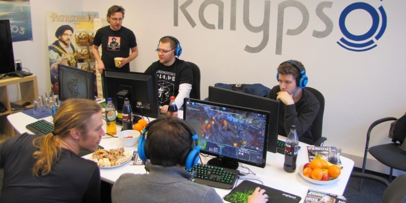 Dungeons 2-Producer Christian Schlütter (links oben) beantwortete die Fragen unserer Leser.