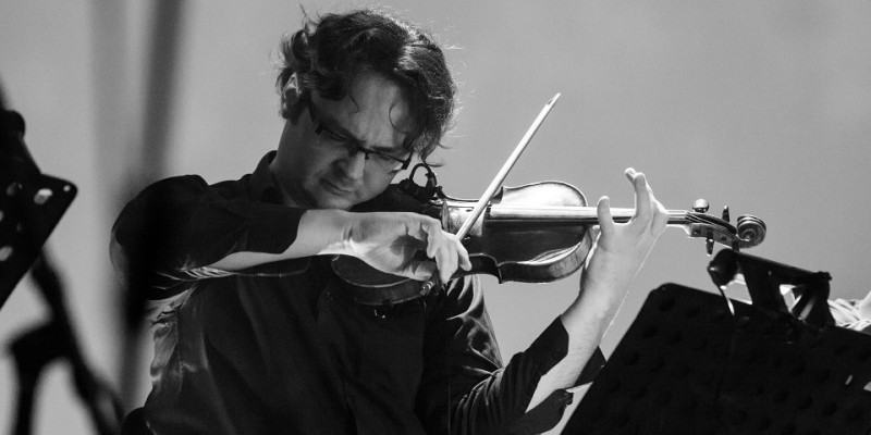 Komponist Jan Valta spielt für die Musikuntermalung