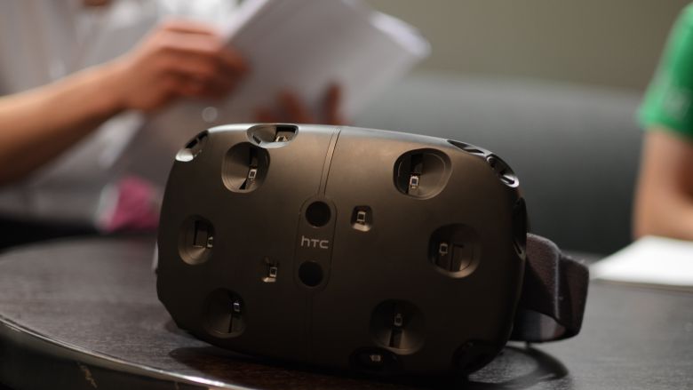 Durch die freie Bewegung im Raum erinnert HTC Vive noch am ehesten an Holodecks. Alle anderen Systeme zwingen einen zum ruhigen Sitzenbleiben.