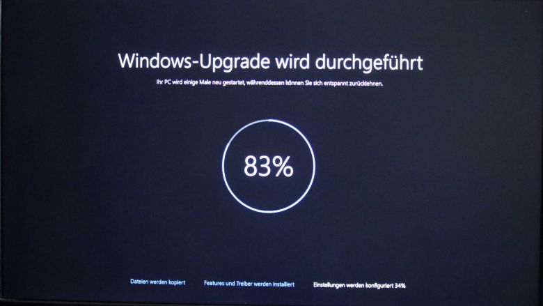 Foto vom Bildschirm beim Windows 10-Upgradevorgang