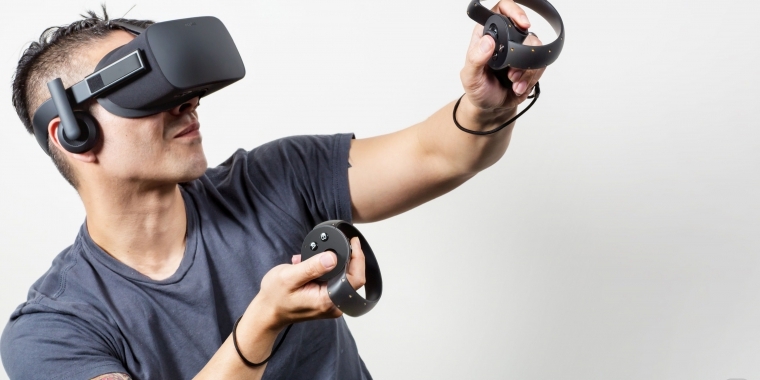 Mittendrin-Gefühl garantiert: Der Oculus Touch Controller wird separat veröffentlicht und erscheint im zweiten Quartal 2016. Der Verkaufsversion der VR-Brille liegt ein Xbox-One-Controller bei.