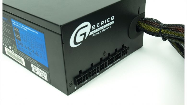 Ein modulares Netzteil mit abnehmbaren Kabeln - man nutzt nur die Kabel, die man wirklich braucht.