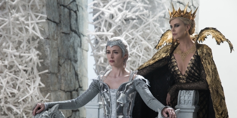 Emily Blunt als Ice Queen Freya (l.) und Charlize Theron als böse Königin (r.)