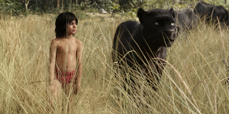 Neel Sethi als Mogli in "The Jungle Book" neben dem von Ben Kingsley gesprochenen Baghira.