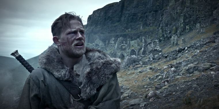 Charlie Hunnam als King Arthur