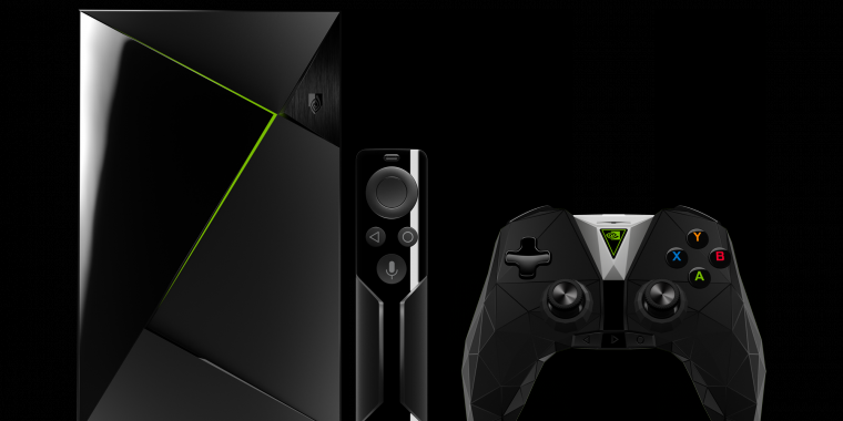 Am Design der Konsole hat sich bis auf einen grünen LED-Streifen nichts getan. Der Controller wurde hingegen komplett überarbeitet und lässt sich für das 2015er-Modell auch einzeln ordern. Erfreulich: Wer die mitgelieferte Fernbedienung wie beim Vorgänger noch nachgekauft hätte, spart knapp 50 Euro.