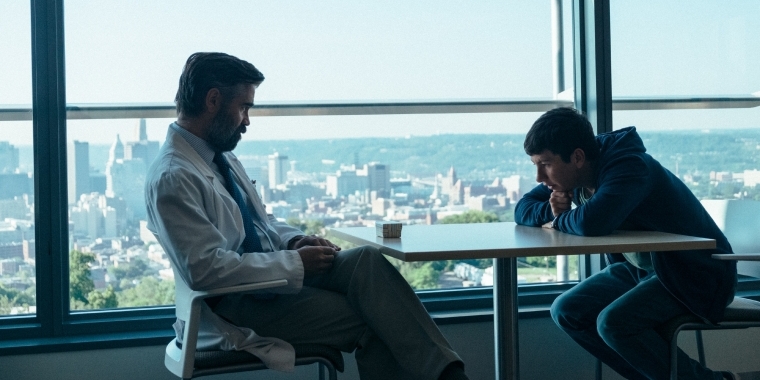 Szene aus "The Killing of a Sacred Deer": Steven und Martin sitzen beisammen.