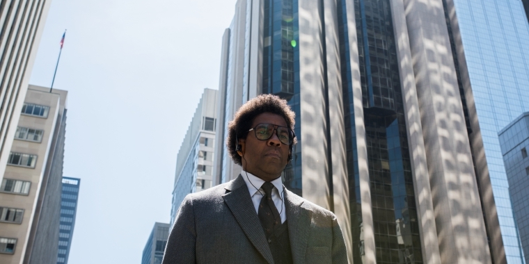 Szenenbild: "Roman J. Israel, Esq." - Roman auf dem Weg durch Los Angeles aus der Froschperspektive mit Wolkenkratzern im Hintergrund.