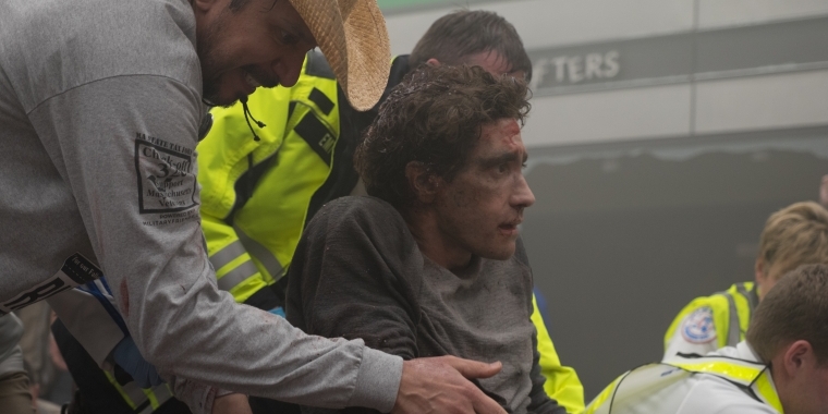 Szenenbild: "Stronger" (2016) - Jeff wird aus dem Trümmern des Boston-Marathons geborgen. 
