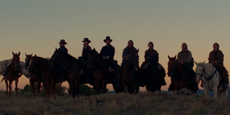 Szenenbild: "Feinde - Hostiles" (2018) - Die zusammengewürfelte Truppe um Armee-Offizier Joseph J. Blocker auf dem Weg nach Montana.