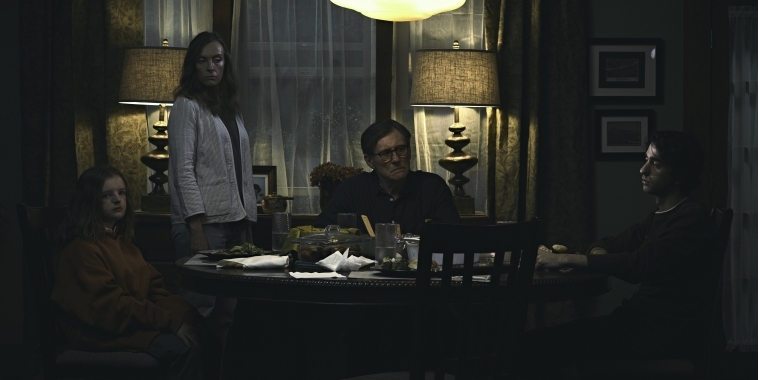 Szenenbild "Hereditary - Das Vermächtnis" (2017) - Familie Graham um den Esstisch versammelt.