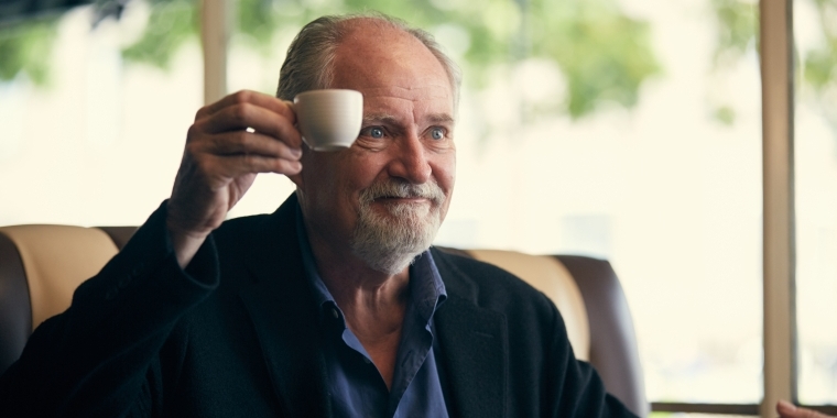 Szenenbild aus "Vom Ende einer Geschichte" (2017) - Tony Webster beim Zuprosten mit einem Kaffee.