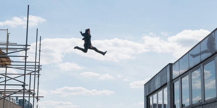 Szenenbild: "Mission: Impossible - Fallout" Ethan Hunt jagd über die Dächer der Stadt.