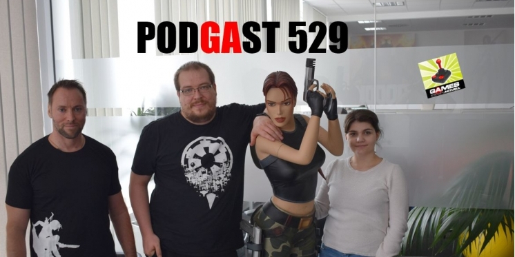 Das Podcast-Trio Andy, Matthias und Ebru steht neben einer Figur von Lara Croft. 